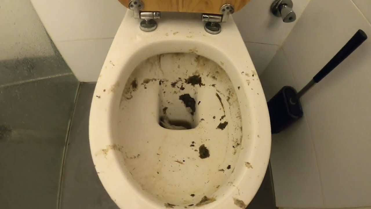 Kempinger 504. Был час ночи, когда он увидел записку на своей двери. «Позвоните в Kempinger»