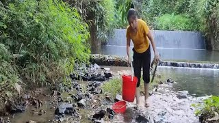 A Single Mom’s River Fishing Routine | Catching Fish by Hand and Family Cooking