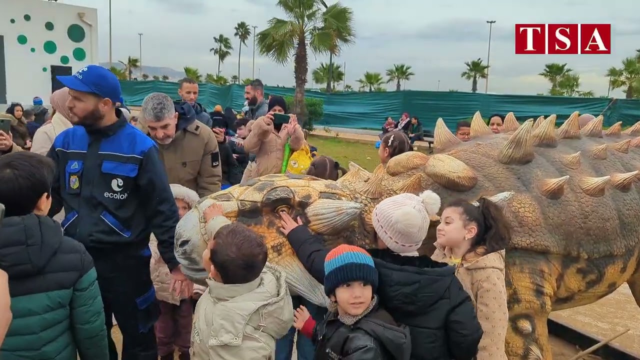 Alger : le parc des dinosaures attire la foule 