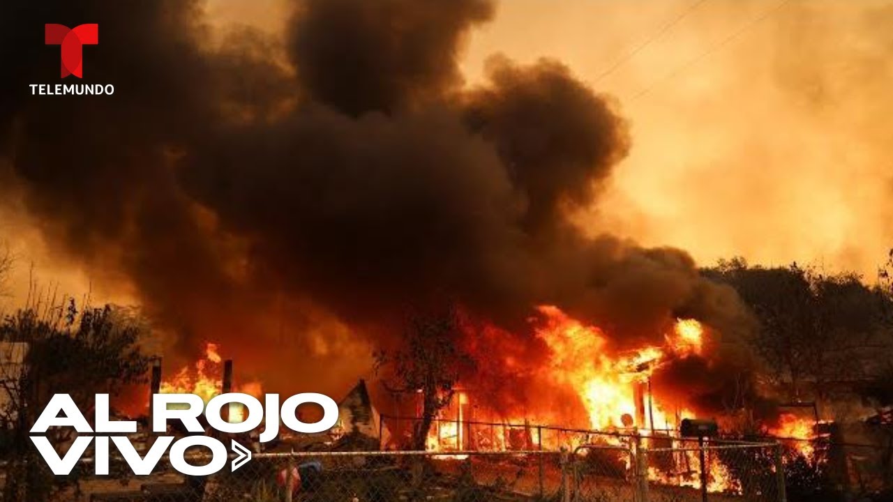 Los bomberos combaten un incendio que devora casas en Altadena, California | Al Rojo Vivo