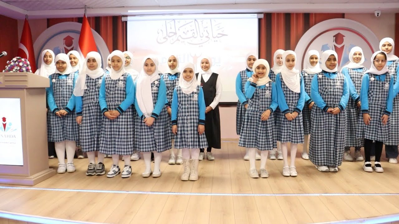 22 طالبة يرتدين الحجاب