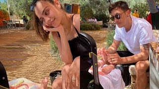 Mesut Özil Ve Amine Gülşe Çiftinin Kızları Eda İle İlk Tatili