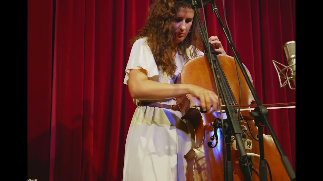 Carly E - Rain (Live at Theater De Roode Bioscoop Amsterdam) adlı videoyu YouTube'da izle Carly E - Rain (Live at Theater De Roode Bioscoop Amsterdam) adlı videoyu YouTube'da izle