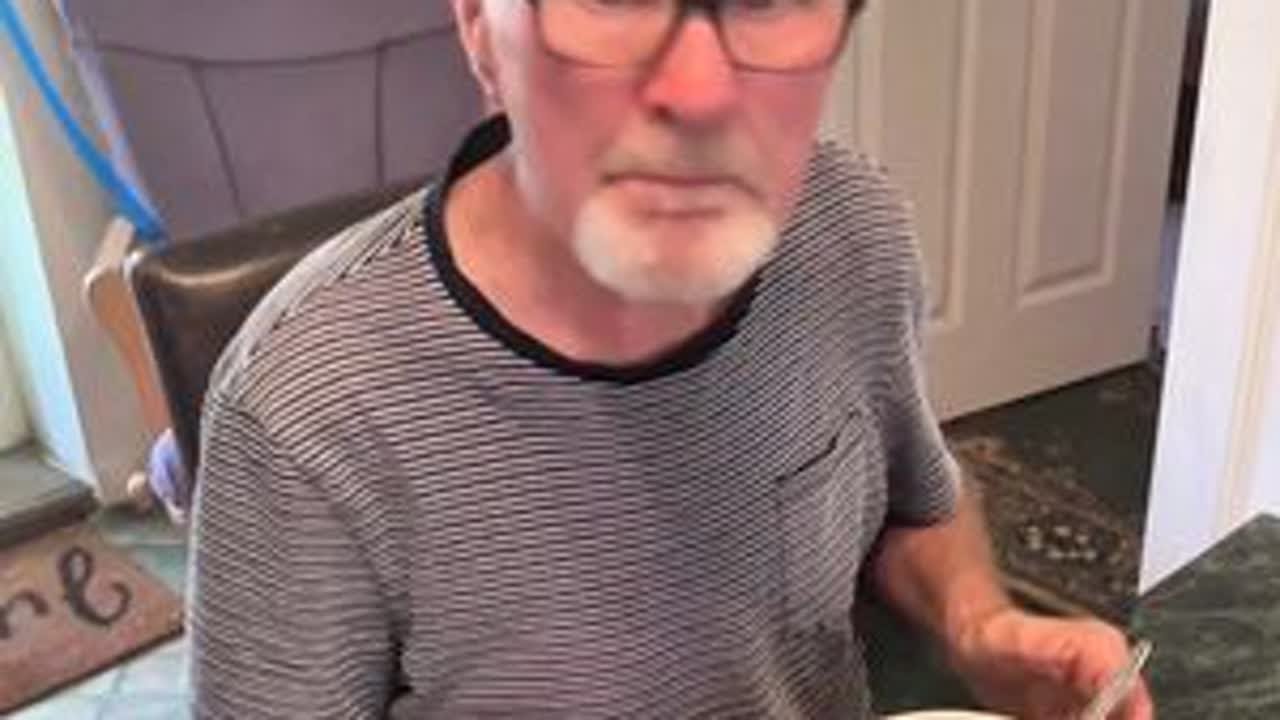 一道简单的椰子鸡汤就把他们爷孙父子三人全都香迷糊了，在职场上整整打拼了22年，突然有点想提前退休在家当全职的家庭主妇#老外吃中餐 #英国生活 #跨国婚姻 #海外生活