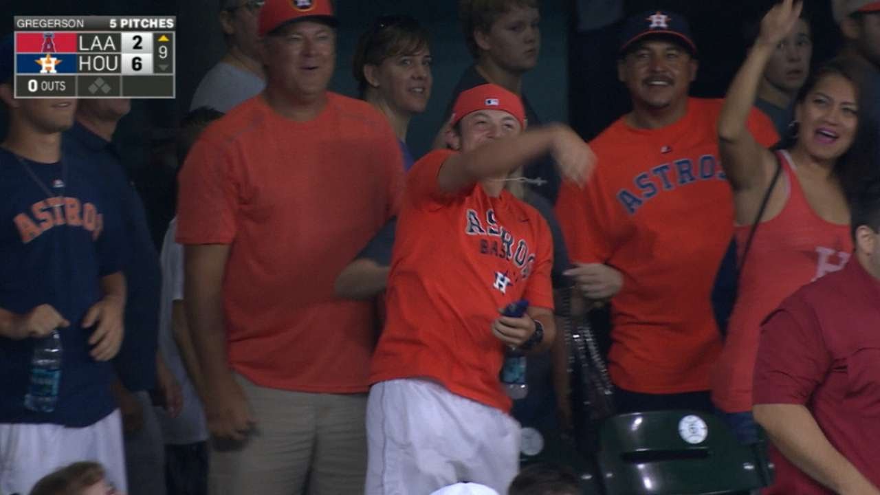 Fan snaps photo of homer ball, hurls it back