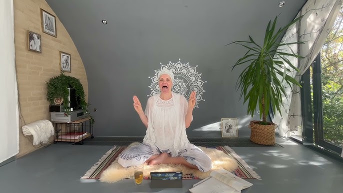 Kokrakli bir qiz otirdi