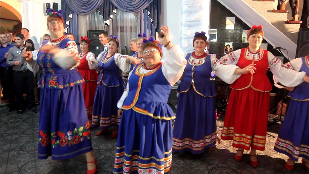 Бетті ледибой латын әтешін сорады. Бетті ледибой латын әтешін сорады.