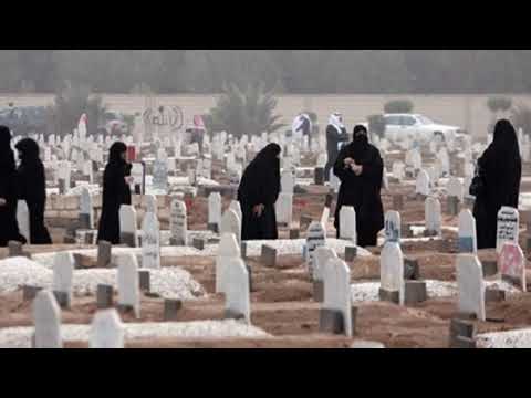 حكم الوقوف عند القبر بعد الدفن للدعاء ووضع علامة على القبر والمشى بين القبور بالحذاء