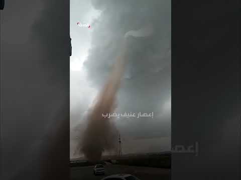 إعصار عنيف يضرب حديقة في منغوليا