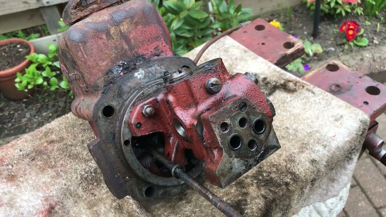 Taking the selector and valve chest off the David Brown 990 rockshaft #23