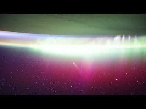 Komet Lemmon ‘Hilang’ di Aurora: ISS Menangkap Keselarasan Langit yang Langka