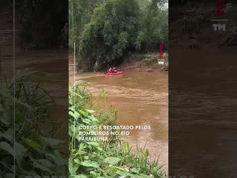 Corpo é resgatado pelos bombeiros no Rio Paraibuna