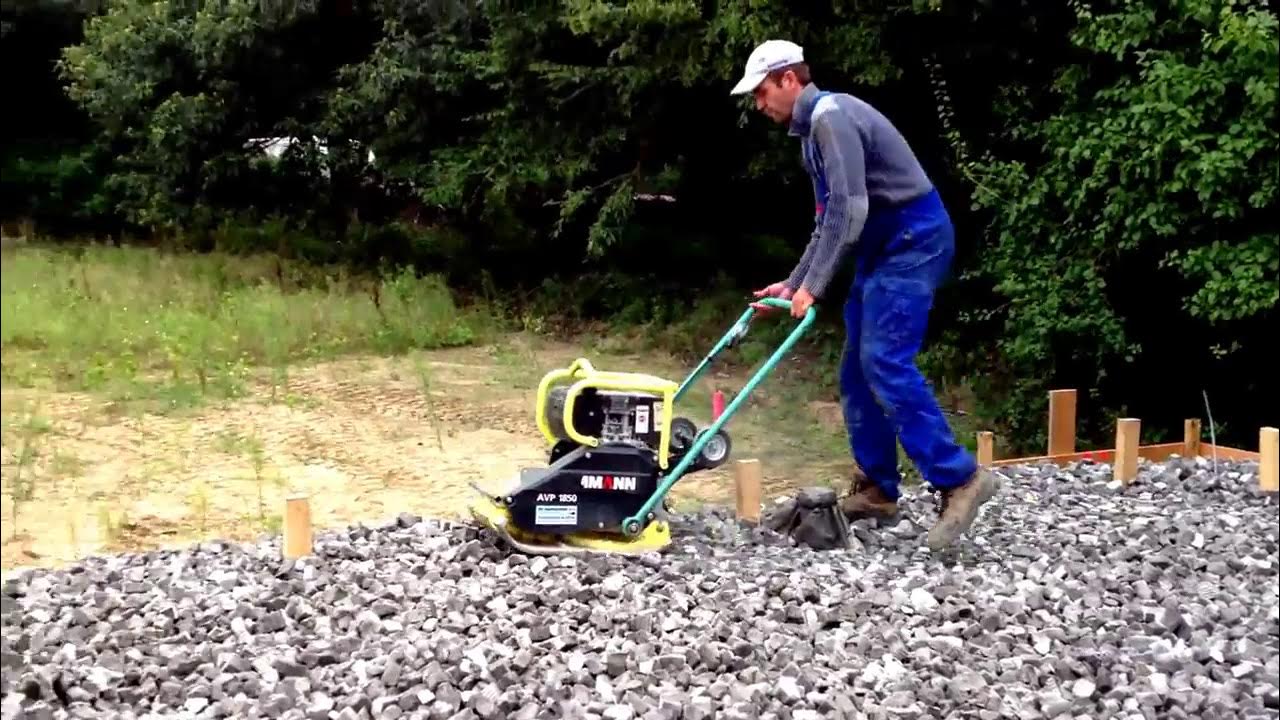 Трамбовка для уплотнения грунта вручную. Трамбовка песка виброплитой. Виброплита трамбовка. Трамбовка щебня. Трамбовка щебня 20-40 виброплитой.