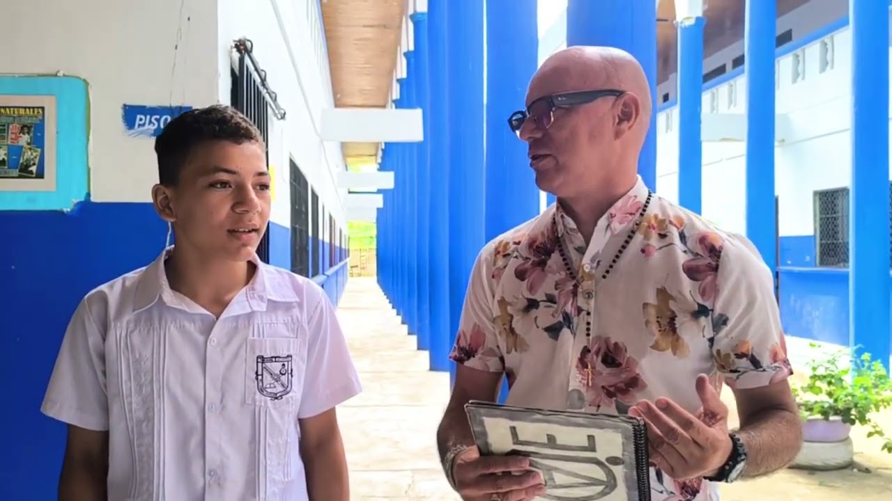 Kevin Fuentes, un joven que construye su futuro involucrando la música y la pintura.