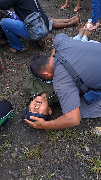 Ketawa Misterius, Penyembuhan Kesurupan Jaranan Berlangsung bikin merinding #ketawa #seram #shorts