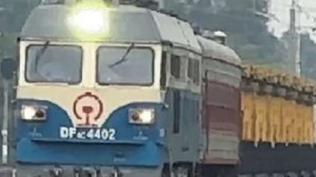 京局京段DF4C 4402牵引京局工程宿营车+收轨车+宿营车由沙河站焊轨厂出发，沿西北环线、斜军联络线、丰沙线运行。调中57430寨口站两道停车，停妥后待中57438出军庄站后发车。调中5743...