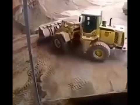 الشيول يحمل تراب شوف وش شال في طريقه