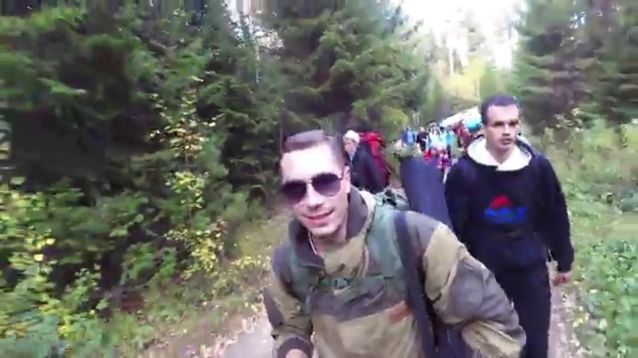 Наши туристы пошли в поход на гору с песнями и большими рюкзаками - YouTube