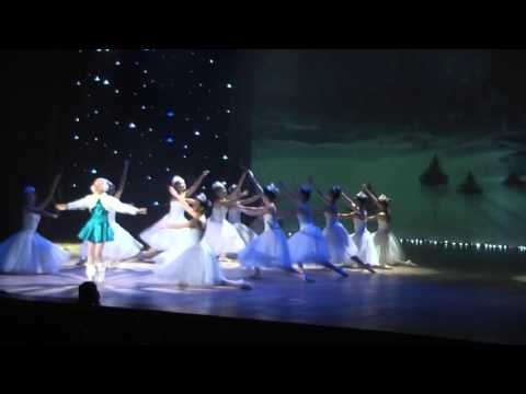 Вальс сніжинок виконує ансамбль Дружба Черкаси 