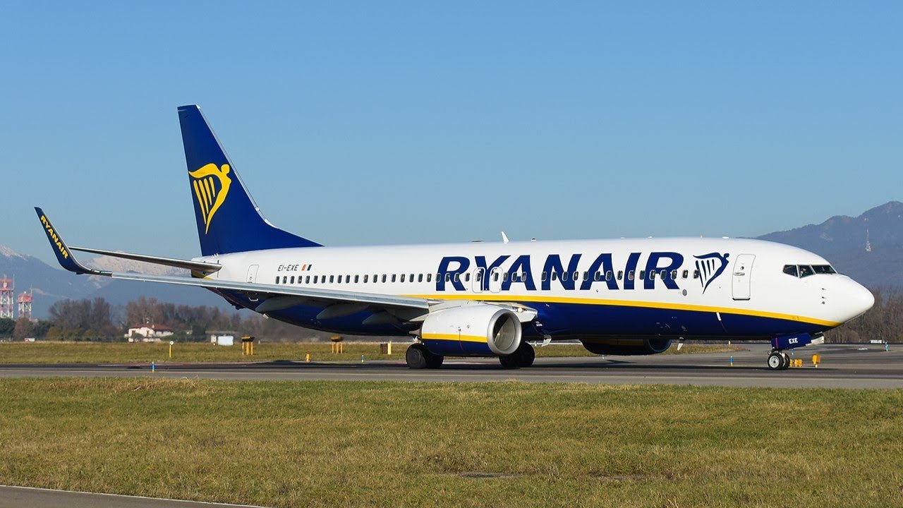 Ryanair Boeing 737-800 Landing at Milan Bergamo (4K)