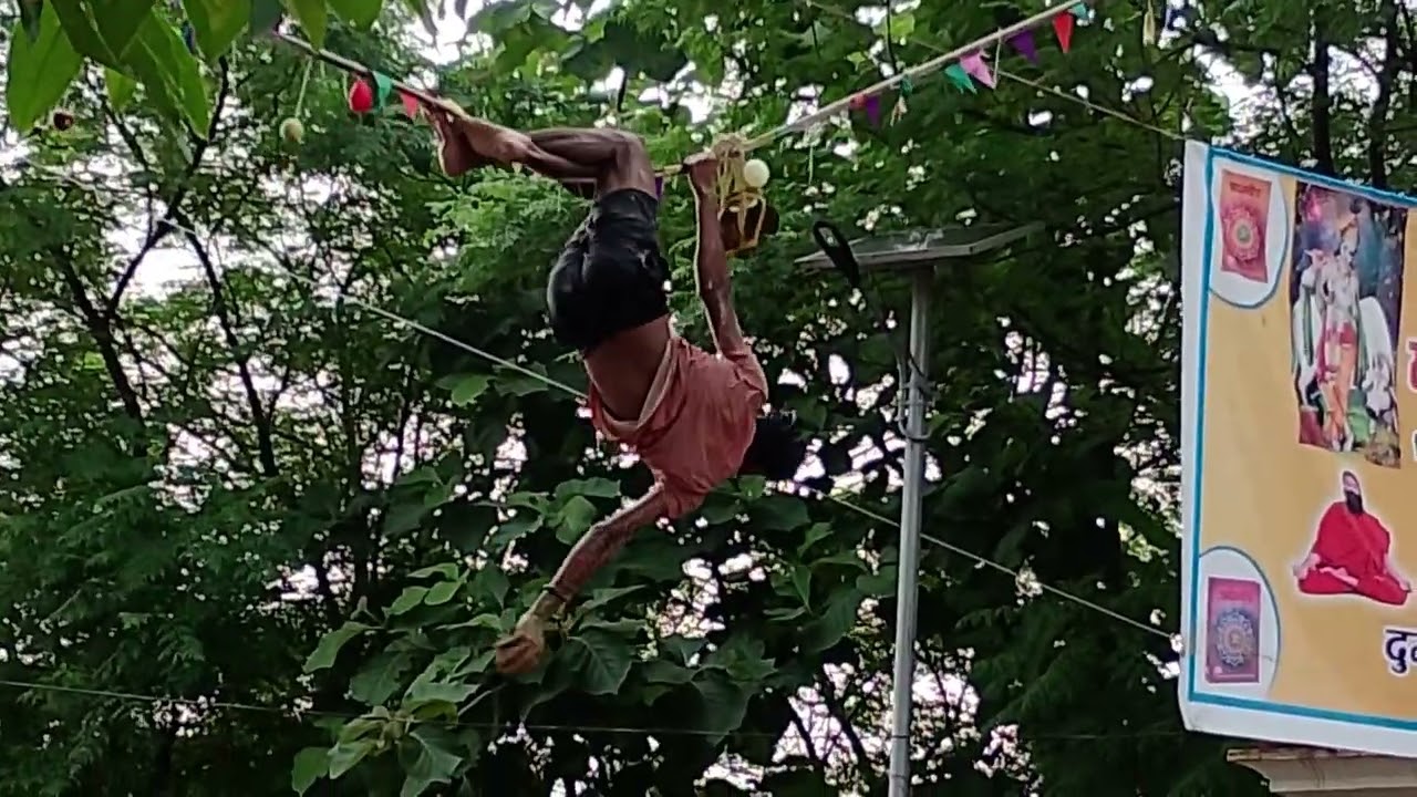 Chouri mandir matka fodate huye 