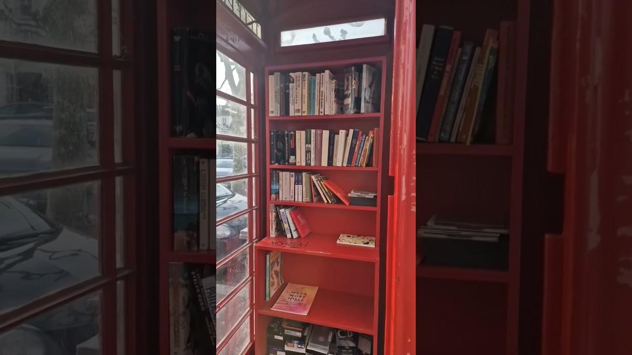 Телефонная будка с сюрпризом