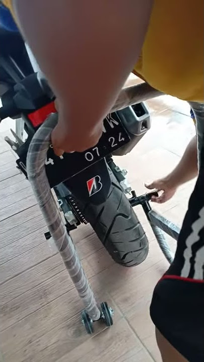 cara memasang standar Paddock pada motor CBR 150