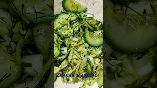 Свежие салат из капусты и огурцов