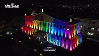 Palácio dos Bandeirantes iluminado em homenagem aos 10 anos do Dia Estadual de Luta contra Homofobia