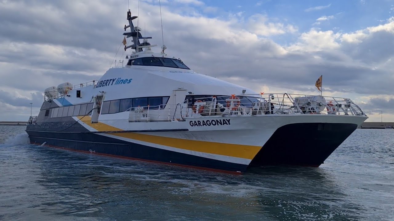 Catamarano Garagonay in partenza dal porto di Marsala