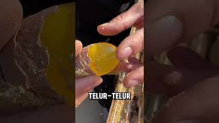 Pria ini makan telur mentah??