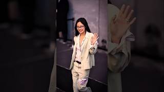Jennie’s Mirror Reflection Sparks Viral Online Debate #kpopnews #kpop #jenniestyle
