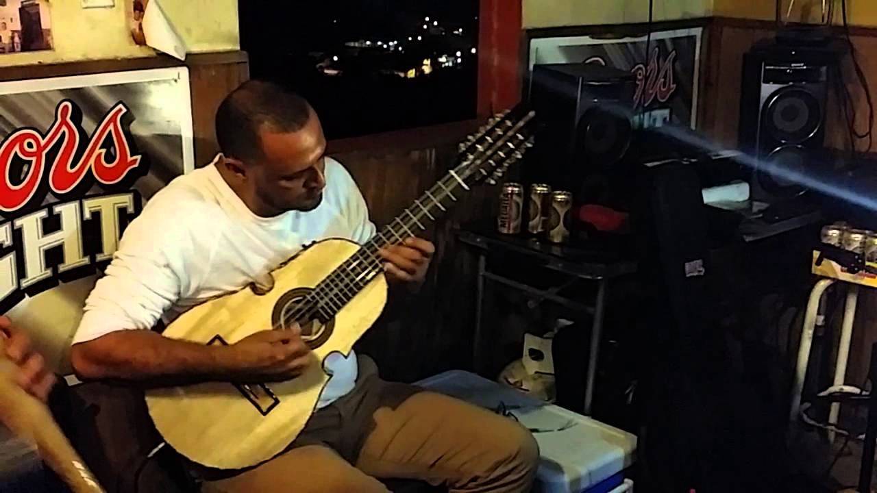 Cuatro puertorriqueño en manos de Junior  Carrillo