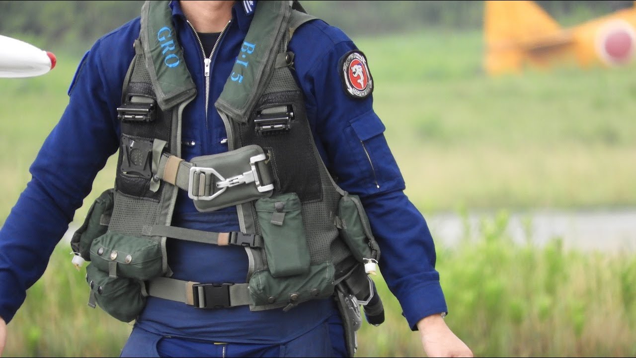 戦闘機パイロットが着ているあの服は！ - YouTube