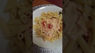 Paste cu sos de brânză feta, somon la grătar și roșii cherry la cuptor!