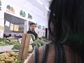 ATRIZ MONICA SANTIAGO CENA COMPRANDO UMA MELANCIA NA BANCA DE ORTI FRUTI CENA 1