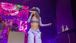 Selena Quintanilla tribute by Becky G