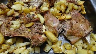 Come fare agnello e patate arrosto in forno a legna how to make lamb
and potatoes wood fired oven