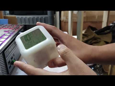 Video: Cubo de escritorio que cambia de color LED: 4 pasos Video: Cubo de escritorio que cambia de color LED: 4 pasos