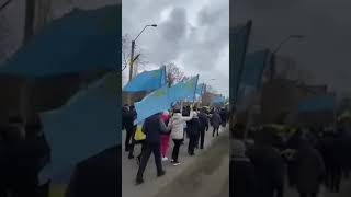 Конечный железнодорожный пункт на админгранице с Крымом. Люди поют украинский гимн.