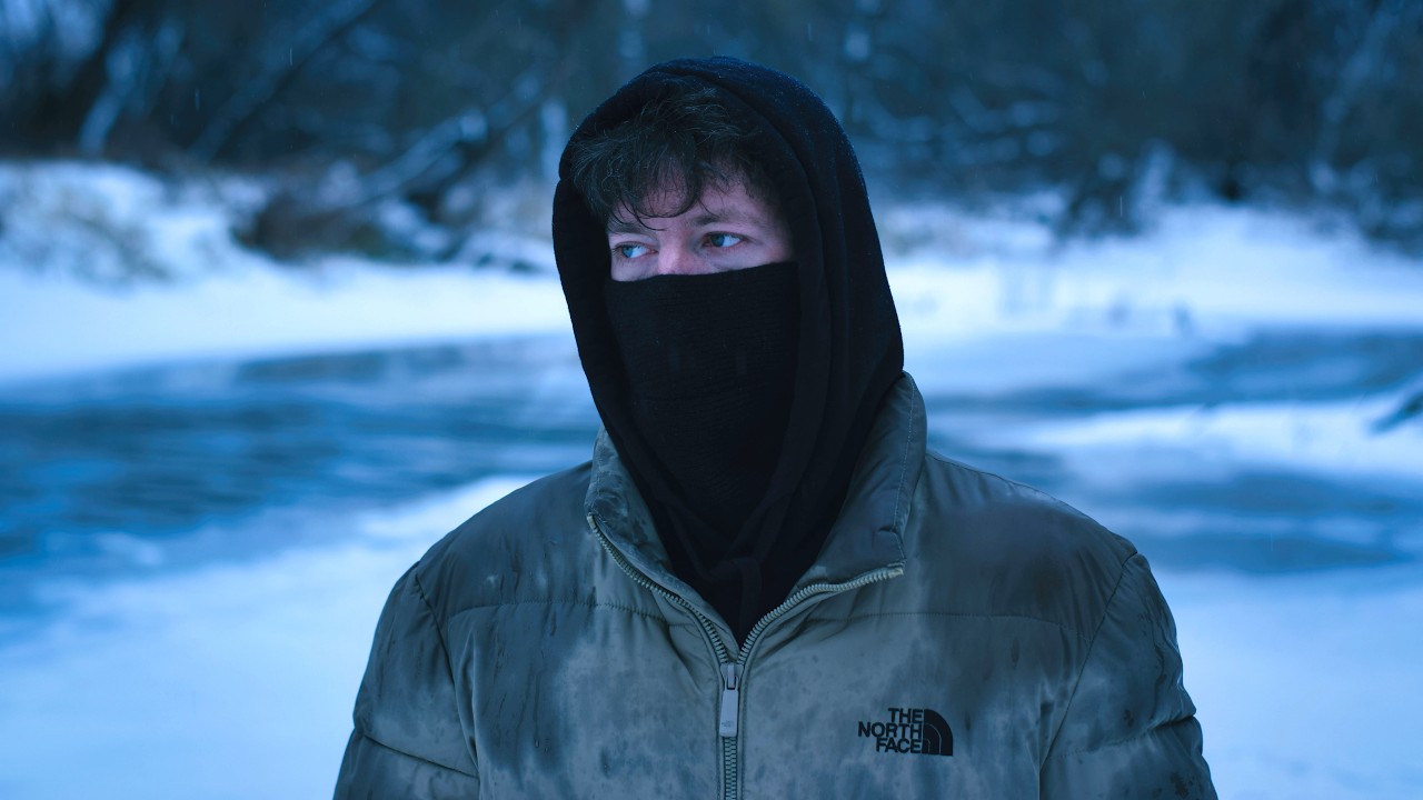 Всю жизнь живу в маленьком городе без перспектив. Живу без общения в реальной жизни. Одиночество.