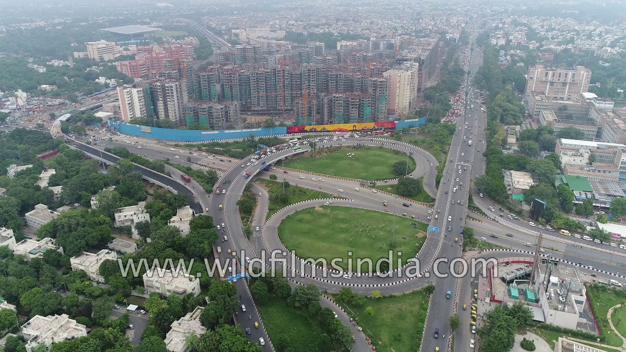 Delhi: Truck Accident Causes Traffic Snarl On Ring Road Near Sarojini Nagar  | Watch Video