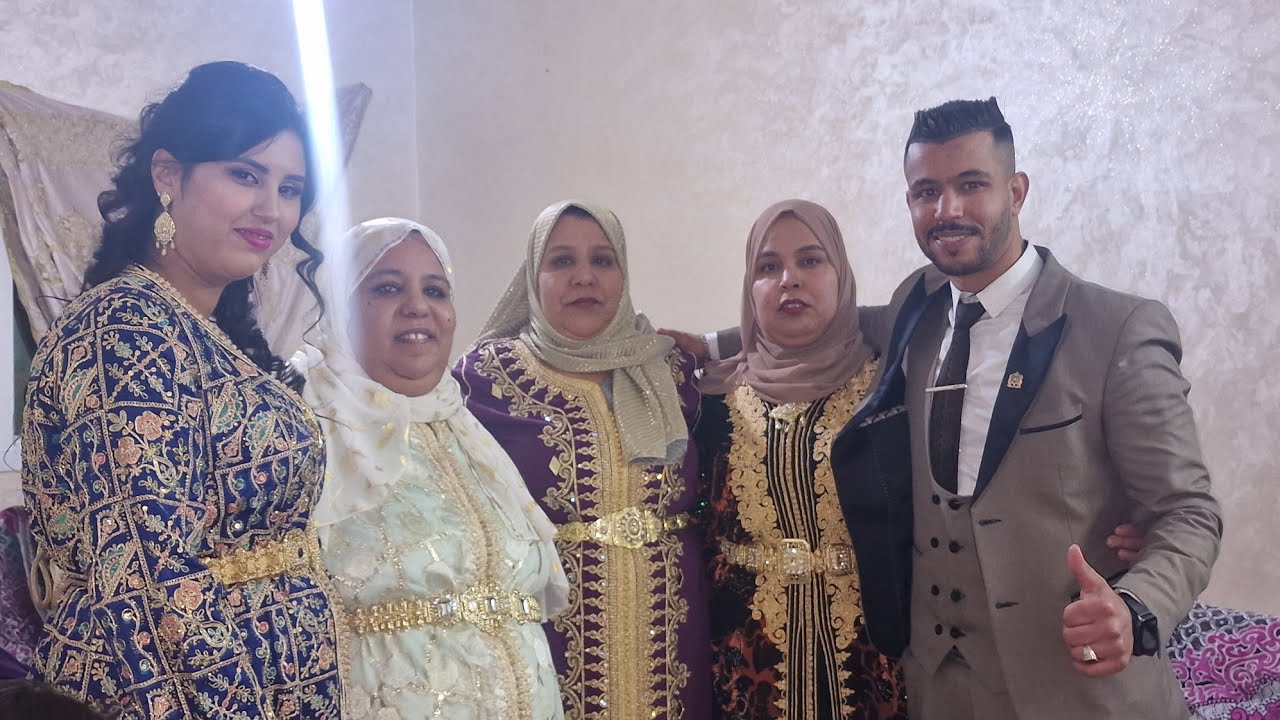 عائلة كلها حيحات بدق مراكشيه عرسان شطحو نشطو👰🤵 الله يكمل كلشي مبارك مسعود 💃