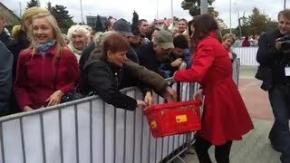 Otwarcie 2000 Biedronki  tłumy rzucają się na hostessy!