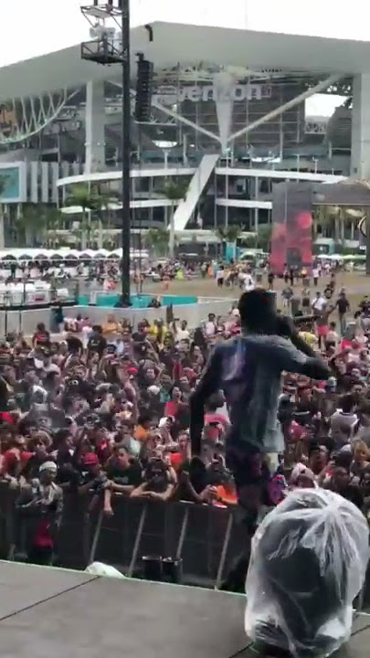 Sheck Wes performs 'Mo Bamba' at Rolling Loud 2018!