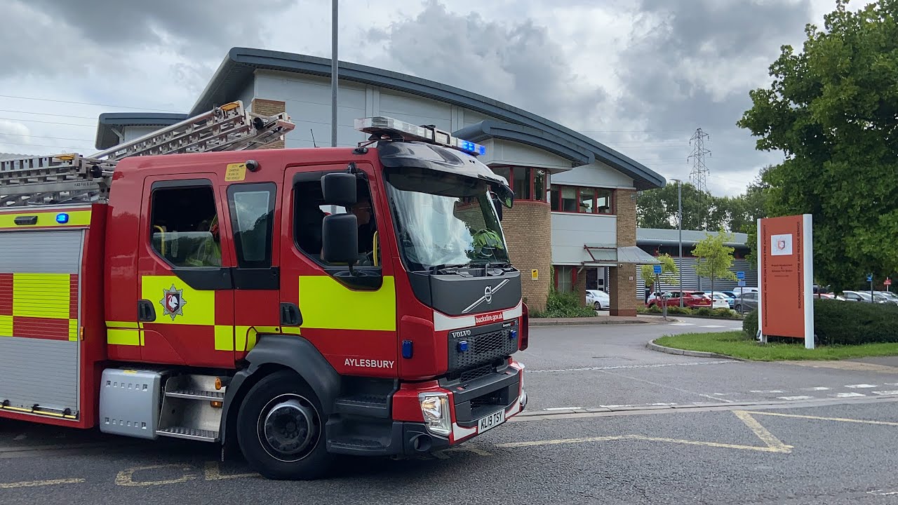 Fire Appliance Responding to Fire! Aylesbury Second Pump turnout