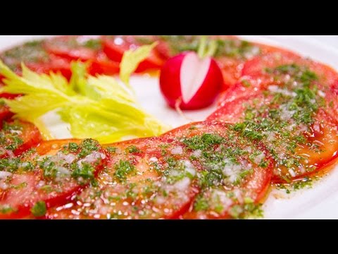 Video: Hoe Versier Je Een Salade Met Tomaten