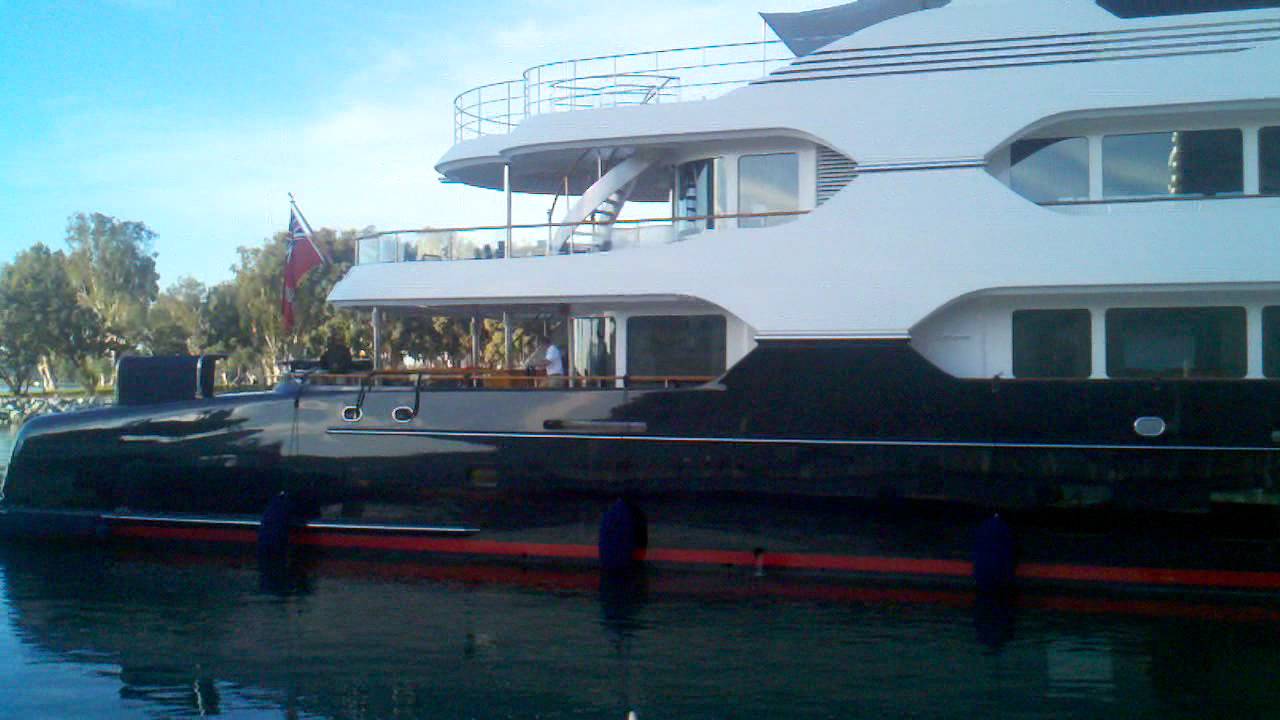 docking mega yacht