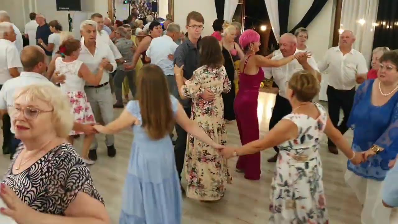 MIAŁA MATKA SYNA i się wspaniale bawiła na potańcówce w Złotym Dworze 