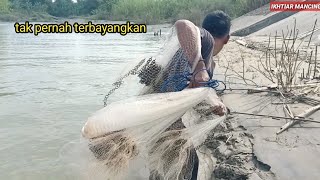 REJEKI NOMPLOK...!! MENJALA IKAN DI PINTU AIR BENDUNG GERAK DAPAT BANYAK IKAN